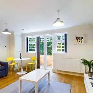 Redhill Town Centre By Livingo Apartment