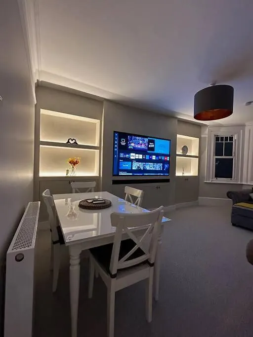 Luxurious New Serviced Apartment Redhill  Redhill (Surrey)