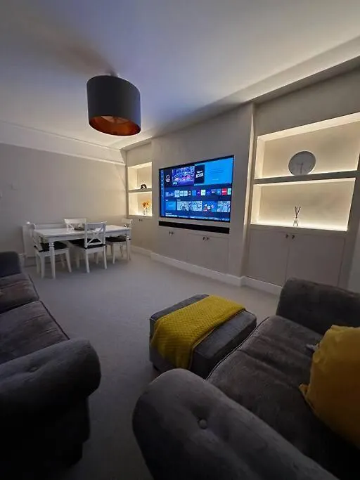 Luxurious New Serviced Apartment Redhill