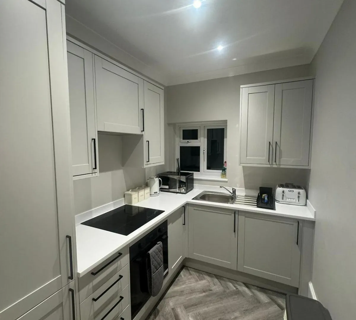 Luxurious New Serviced Apartment Redhill  0*, Redhill (Surrey) Reino Unido